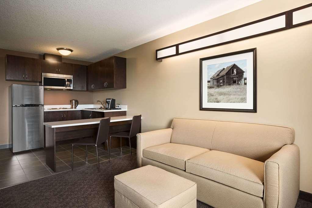 Microtel Inn And Suites By Wyndham Weyburn Habitación foto