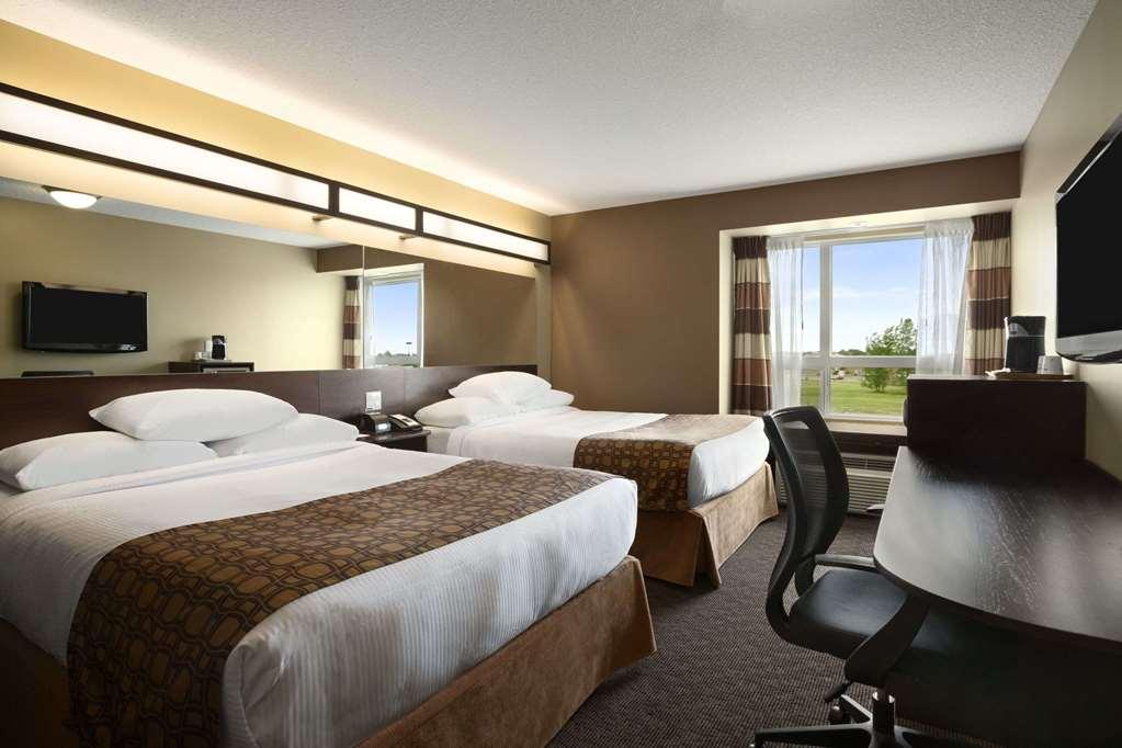 Microtel Inn And Suites By Wyndham Weyburn Habitación foto