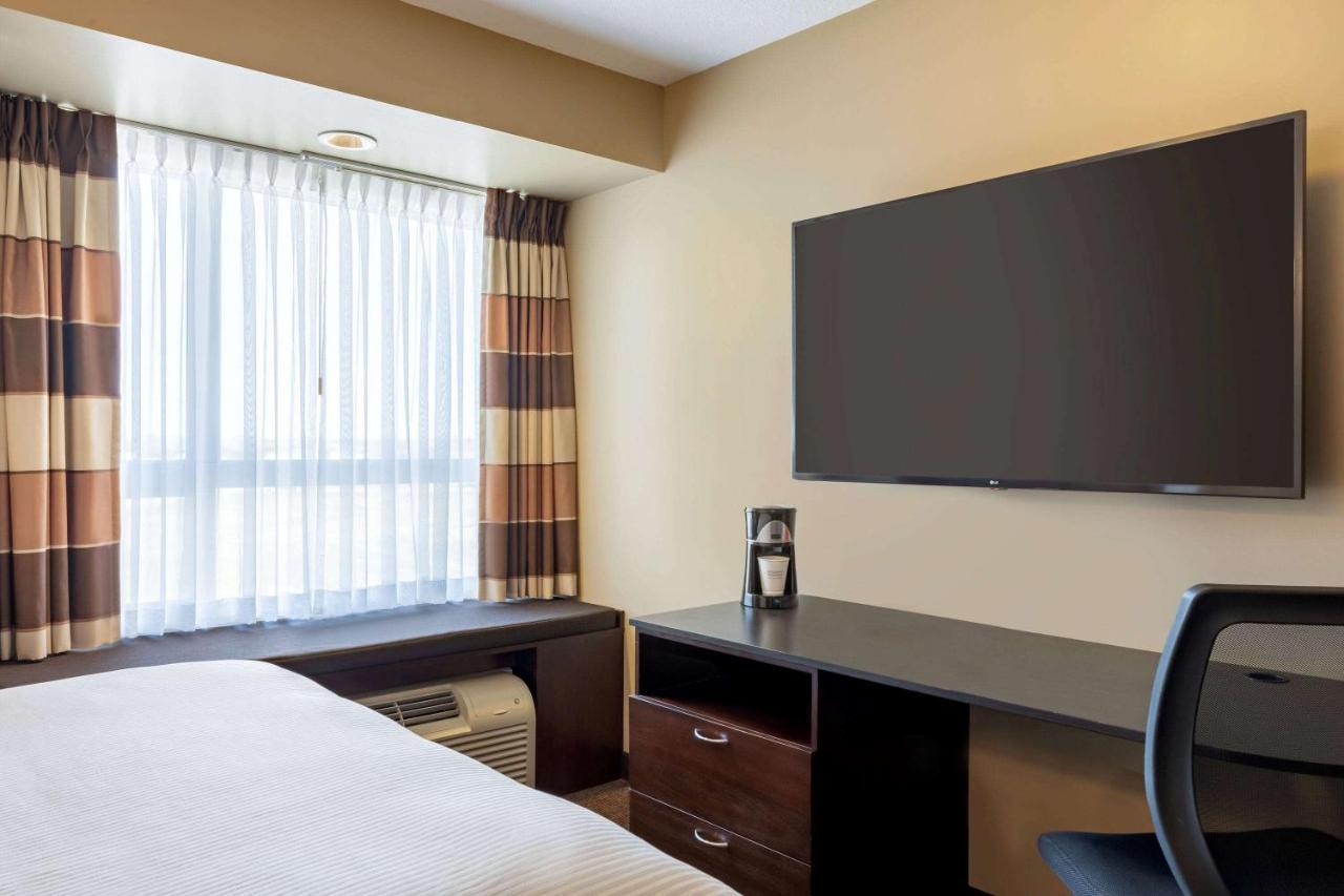 Microtel Inn And Suites By Wyndham Weyburn Exterior foto