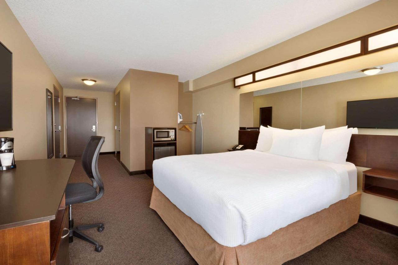 Microtel Inn And Suites By Wyndham Weyburn Exterior foto