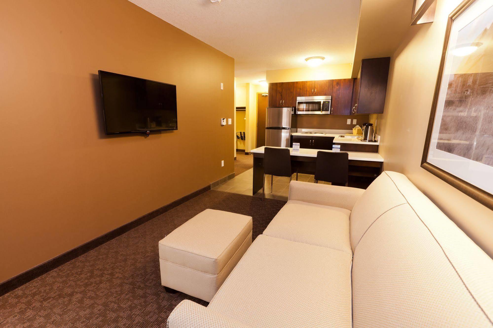 Microtel Inn And Suites By Wyndham Weyburn Exterior foto